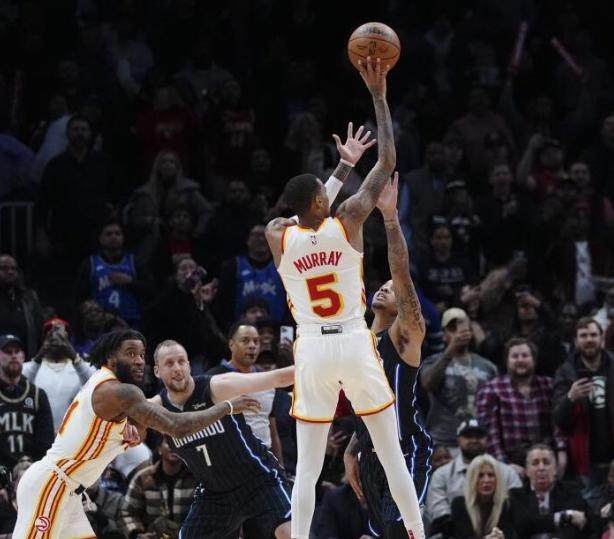 米乐M6-连续两场读秒绝杀 想要穆雷？湖人雄鹿还得加价